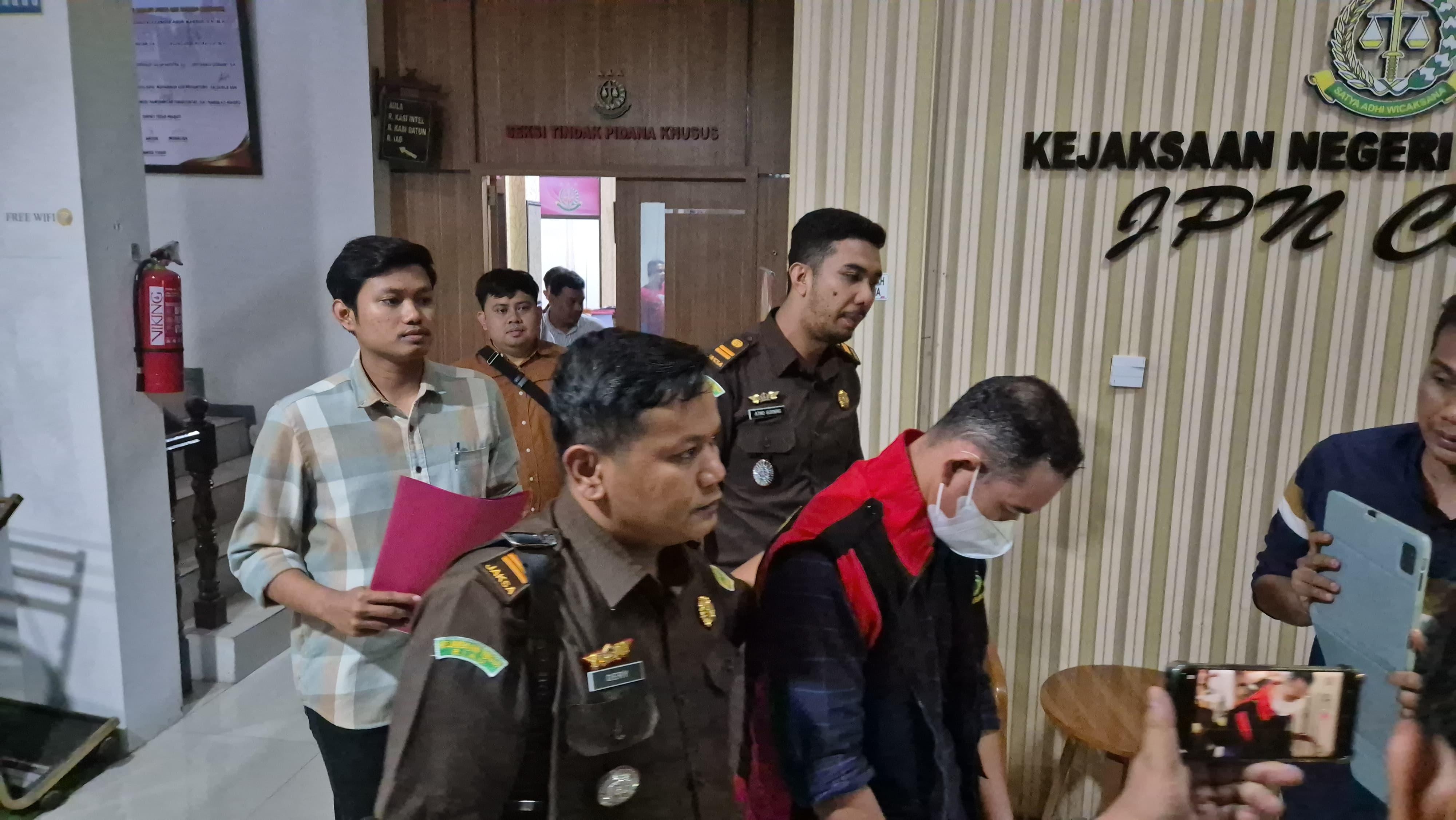 Tersangka digiring ke mobil untuk diantar dan dititip di Lapas Kelas II Pasir Pengaraian