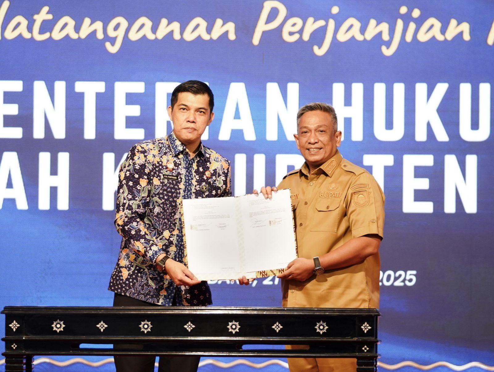 Bupati Rokan Hulu Terima Penghargaan dari Kemenkumham RI