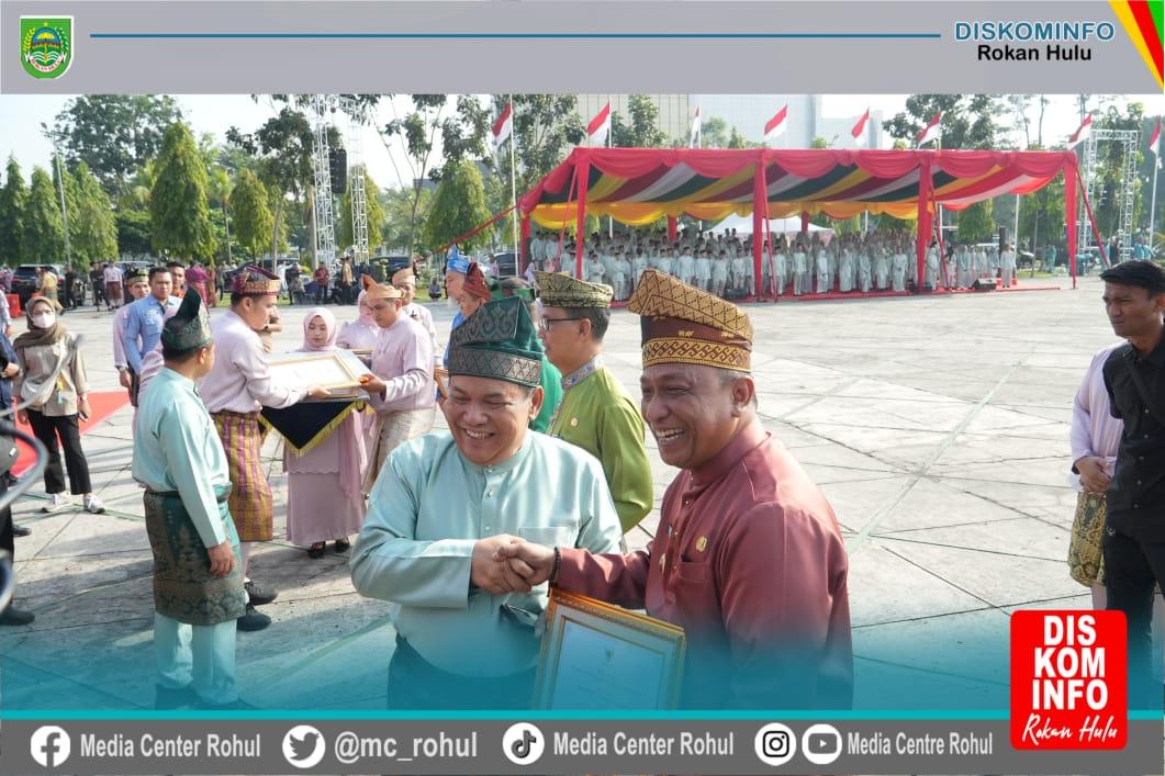 Wagubri SF Hariyanto serahkan dua penghargaan kepada Bupati Rohul Anton