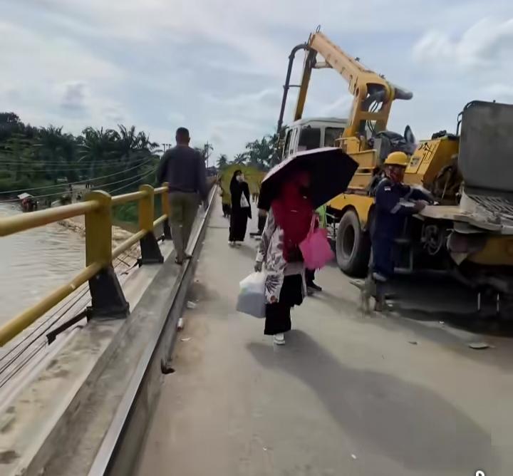 Para pekerja tengah melakukan pengecoran bagian jembatan Sei Rokan Ujung Batu