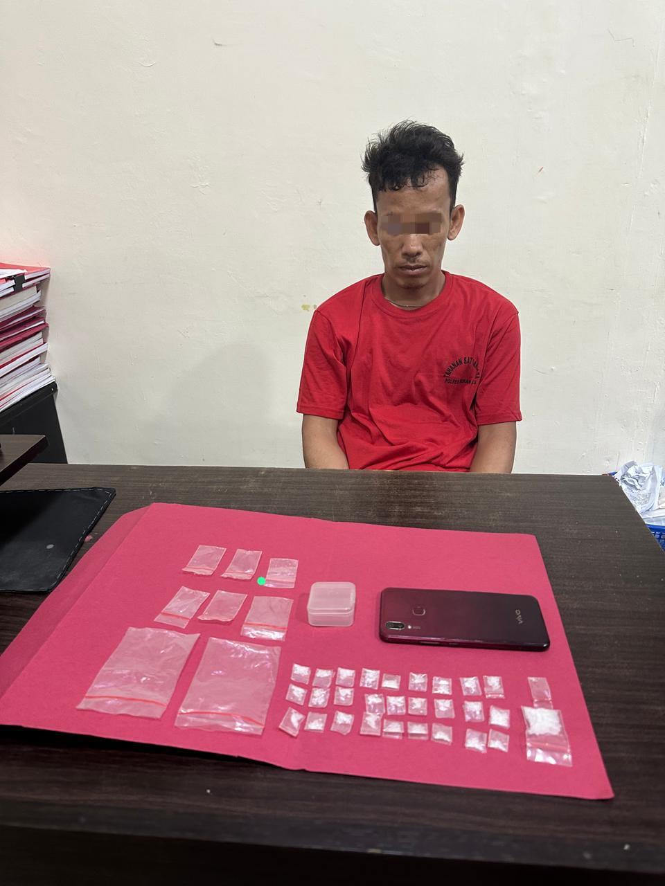 Pengedar narkoba menunjukkan 29 paket sabu sabu miliknya