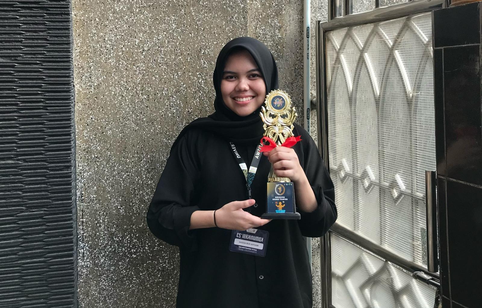 Regitha Nur Azizah Peraih Beasiswa Prestasi PT. PHR sabet juara 1 Festival Pidato Bahasa Inggris yang digelar Fakultas Ekonomi dan Bisnis UNRI