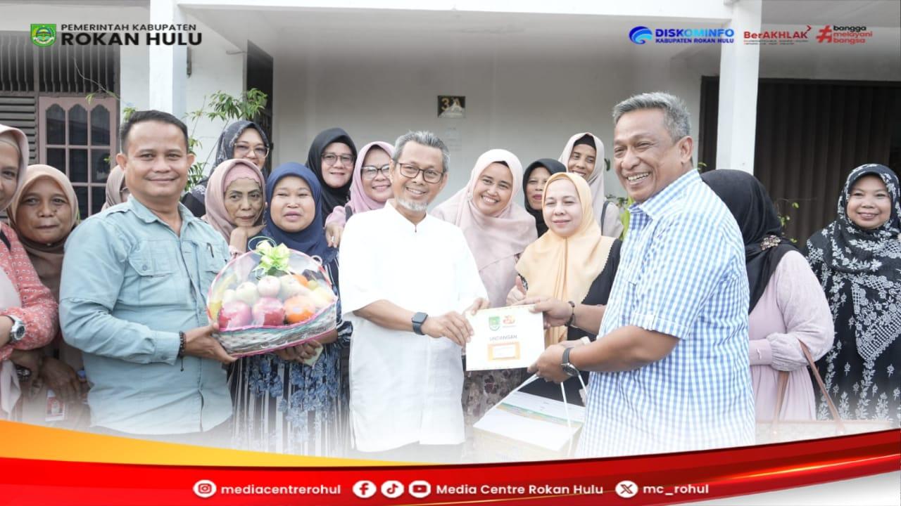 Bupati Anton serahkan secara langsung undangan puncak HUT Rohul ke-26 kepada para Pemimpin Rohul terdahulu