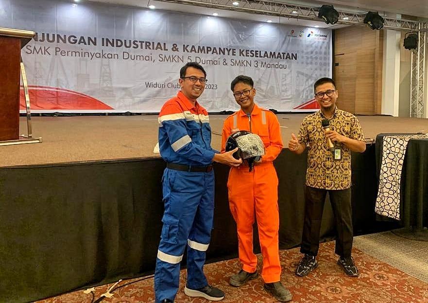 Salah satu pelajar dari SMK Perminyakan Dumai mendapatkan doorprize berupa helm