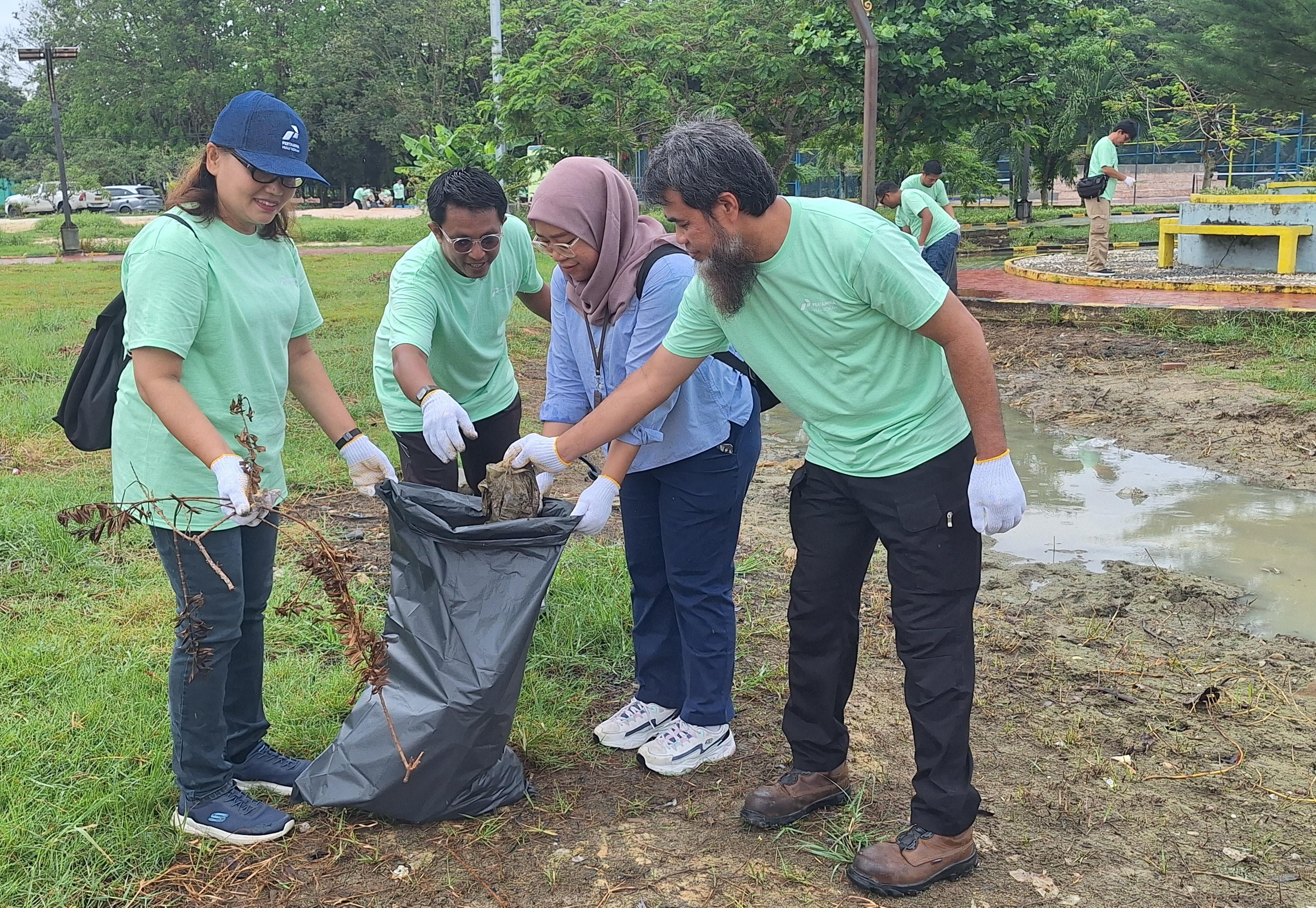 Aksi bersih-bersih sampah secara kolaboratif yang dilaksanakan PT Pertamina Hulu Rokan (PHR) dalam peringatan Hari Peduli Sampah Nasional 2024.