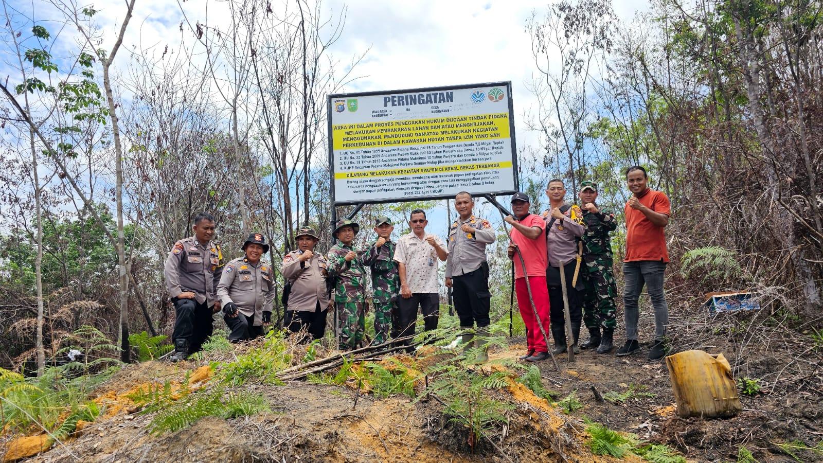 Kapolsek Rokan IV Koto AKP Johanes Stindaon bersama anggota memasang larangan kegiatan di lahan bekas terbakar
