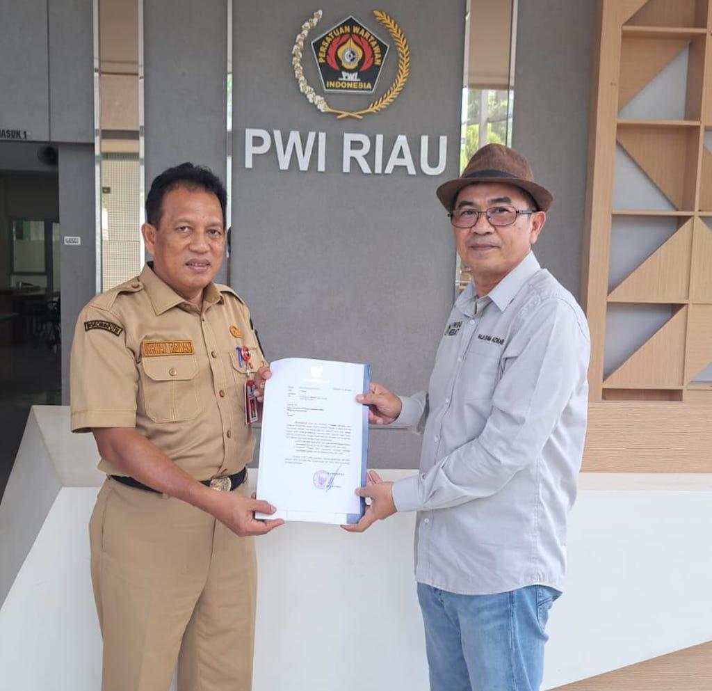 Kadis Kominfotiks Riau serahkan surat dukungan HPN 2025 kepada Ketua PWI Riau