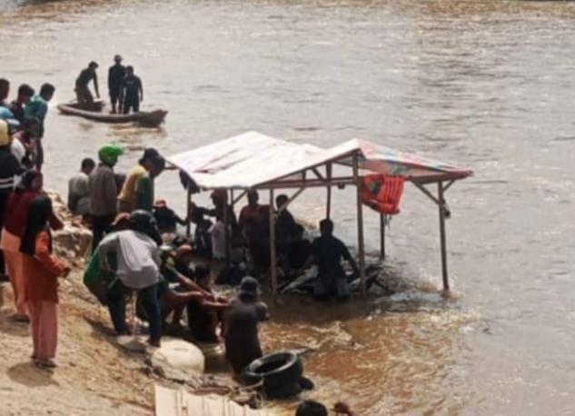 Petigas dan para operator rakit penyeberangan di Sungai Roka Ujung Batu mengevakuasi kendaraan yang tenggelam ke sungai