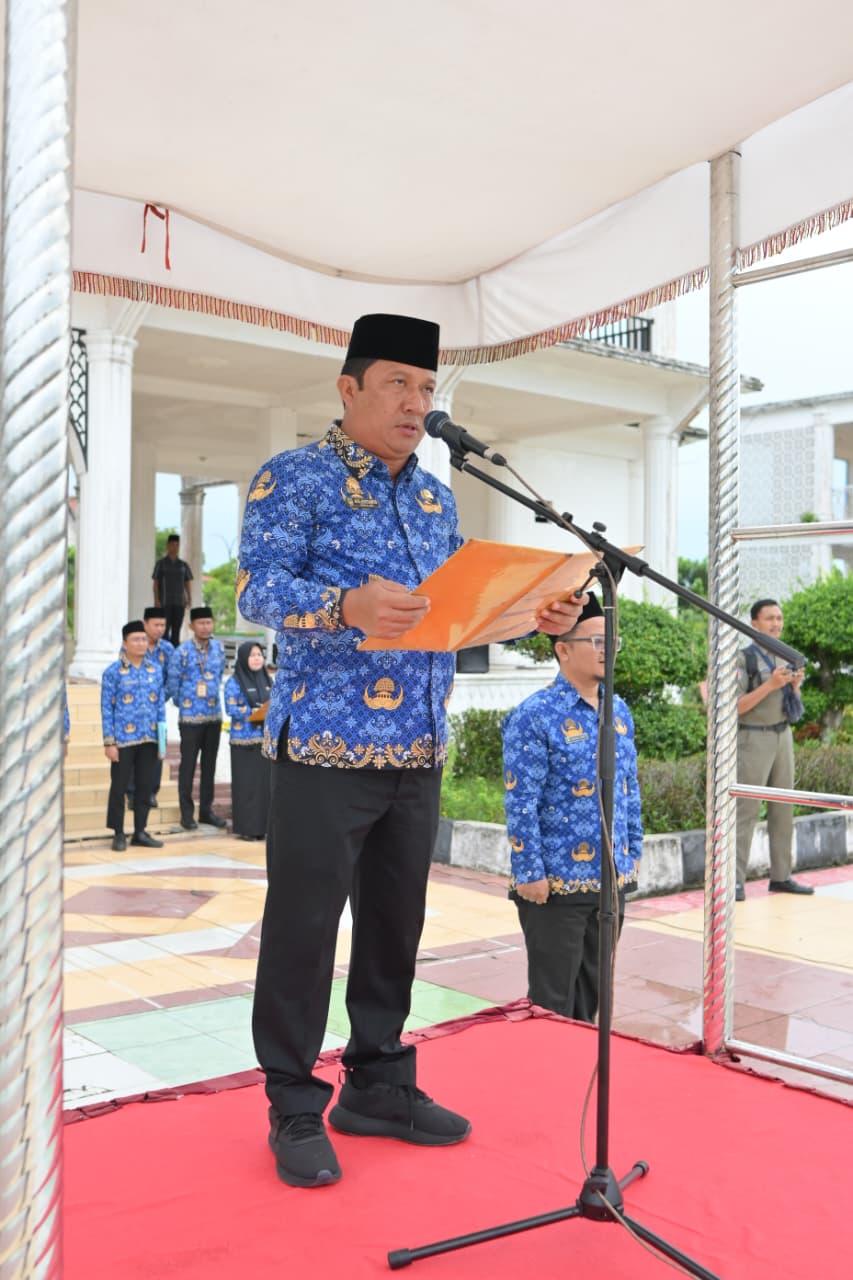 Kasat Pol PP Rokan Hilir, Acil Rustianto, saat memimpin apel bersama hari kerja ke-17 di Lapangan Taman Budaya Batu Enam, Bagansiapiapi, Rabu (17/9/2025)