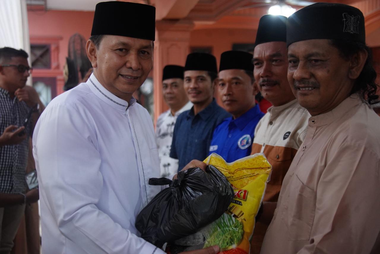 Wabup serahkan bingkisan kepada para wartawan