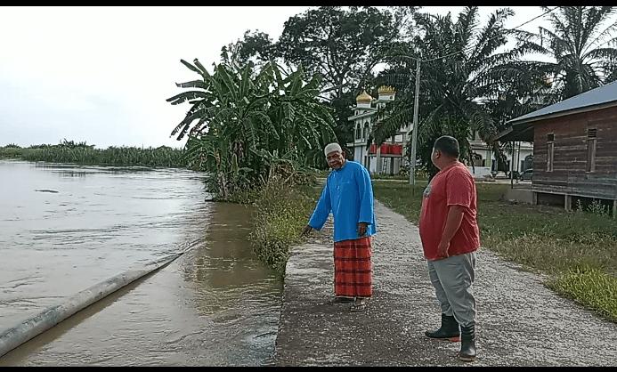 Abu Bakar menunjukkan kondisi jalan setapak menuju Surau Suluk yang sudah tergerus air sungai