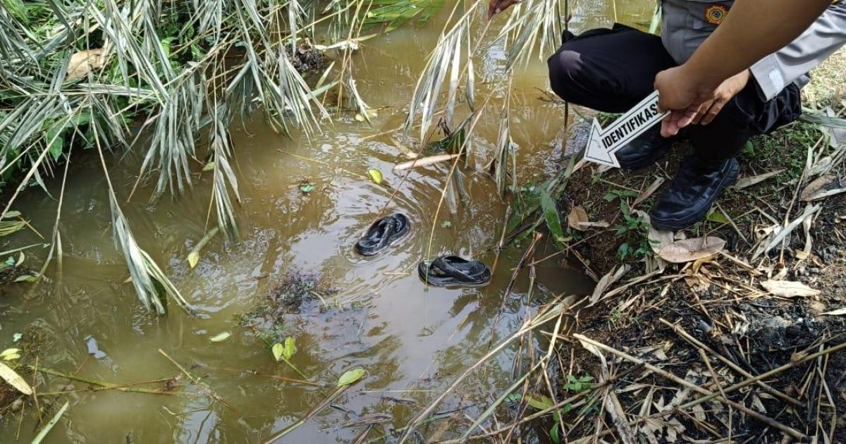 Tim identifikasi Kepolisian menunjukkan lokasi tenggelamnya bocah perempuan di Kecamatan tandun