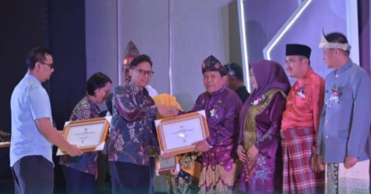 Bupati Sukiman terima penghargaan dari Kemenkes  RI