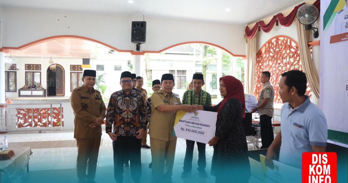 Didampingi Wabup Indra Gunawan, Bupati Sukiman serahkan Zakat Produktif kepada penerima