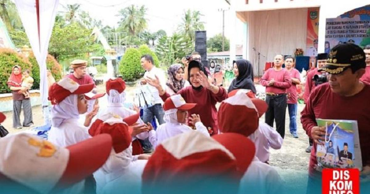 Bupati Sukiman dan Ketu PKK Peni Herawati di lokasi kegiatan