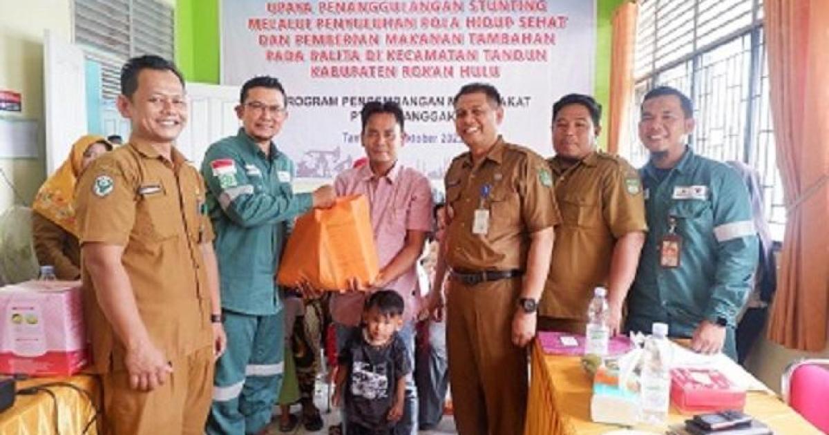 Rafiq Adriansyah selaku Head of Field Support PT SPR Langgak menyerahkan PMT, disaksikan Muhammad Rodi, Camat Tandun dan Aan Mardianto, Kepala Puskesmas Tandun 1