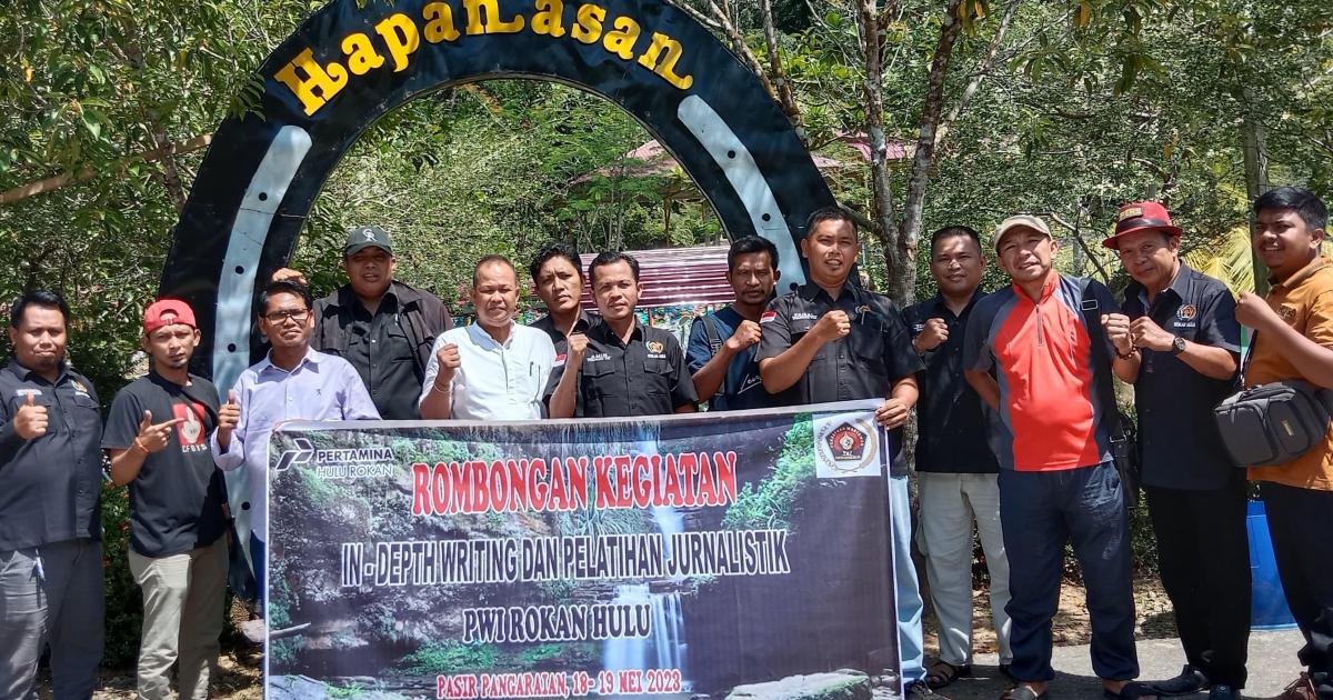 PWI Rohul foto bersama di lokasi objek wisata Hapanasan