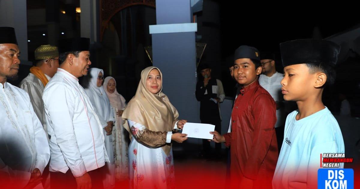 Wabup bersama Ketua GOW Rohul serahkan santunan