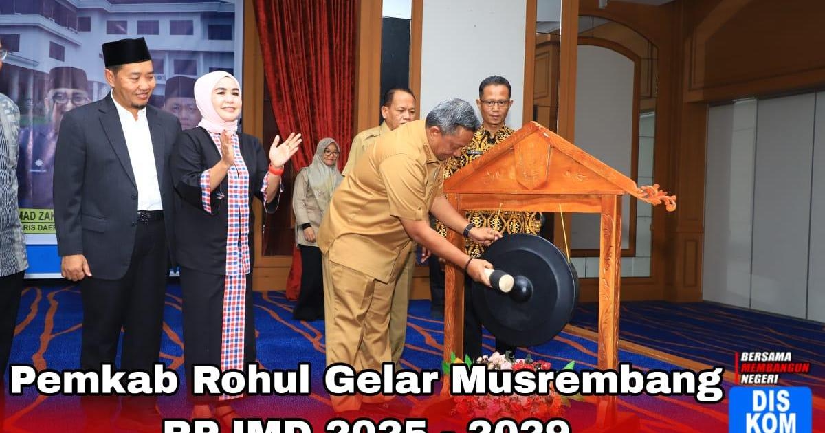 Bupati Anton memukul gong tanda Musrenbang dimulai