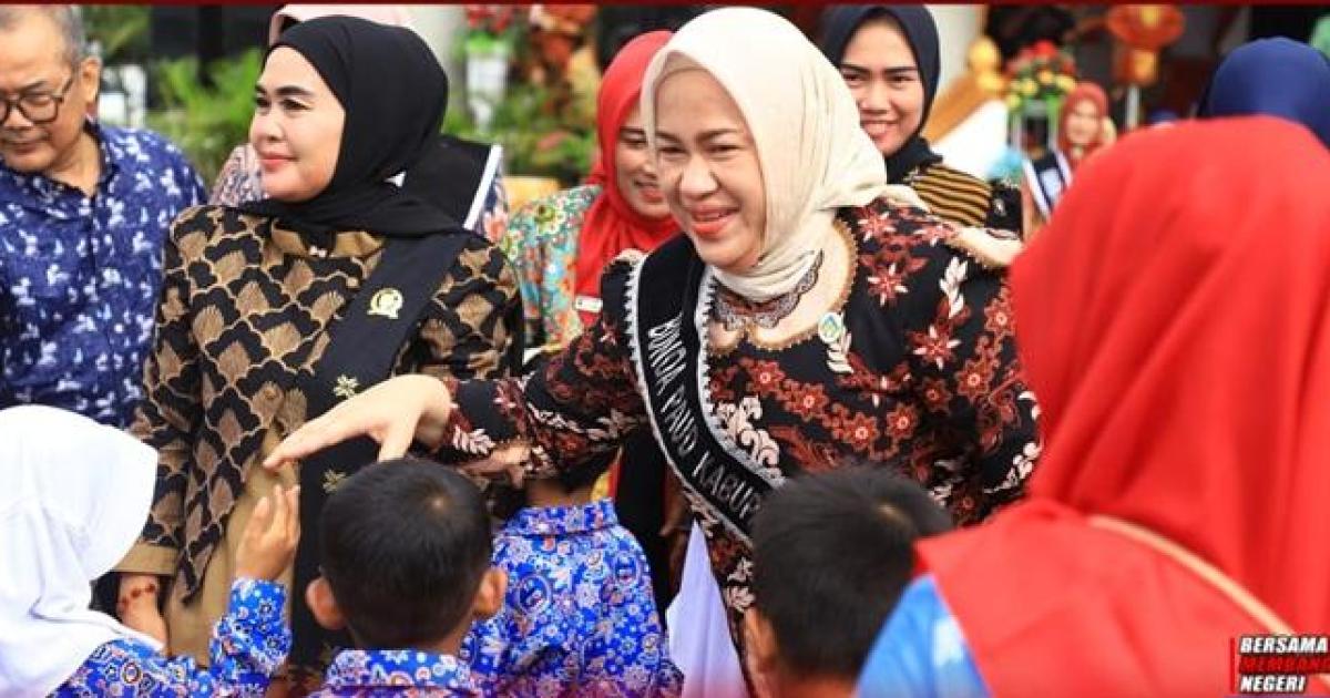 Bunda PAUD Rohul dr. Yenni Dwi Putri Anton bersama Ketua DPRD Rohul Hj. Sumiartini menyalami anak-anak dan terlihat begitu akrab