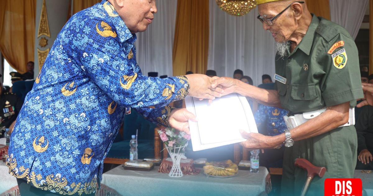 Bupati Sukiman serahkan santunan kepada salah seorang Veteran di Rohul