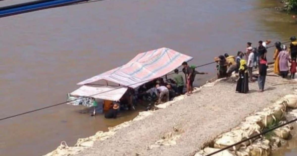 Rakit penyeberangan di Sungai Rokan Ujung Batu Tenggelam, para  penumpang selamat