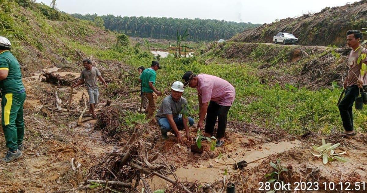 CDO PT. SAI dan Kades Sei Kuning di lokasi penanaman pohon