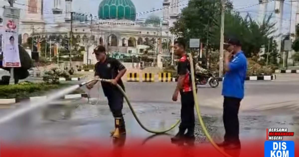 Petugas Damkar lakukan penyiraman di sepanjang jalan protokol