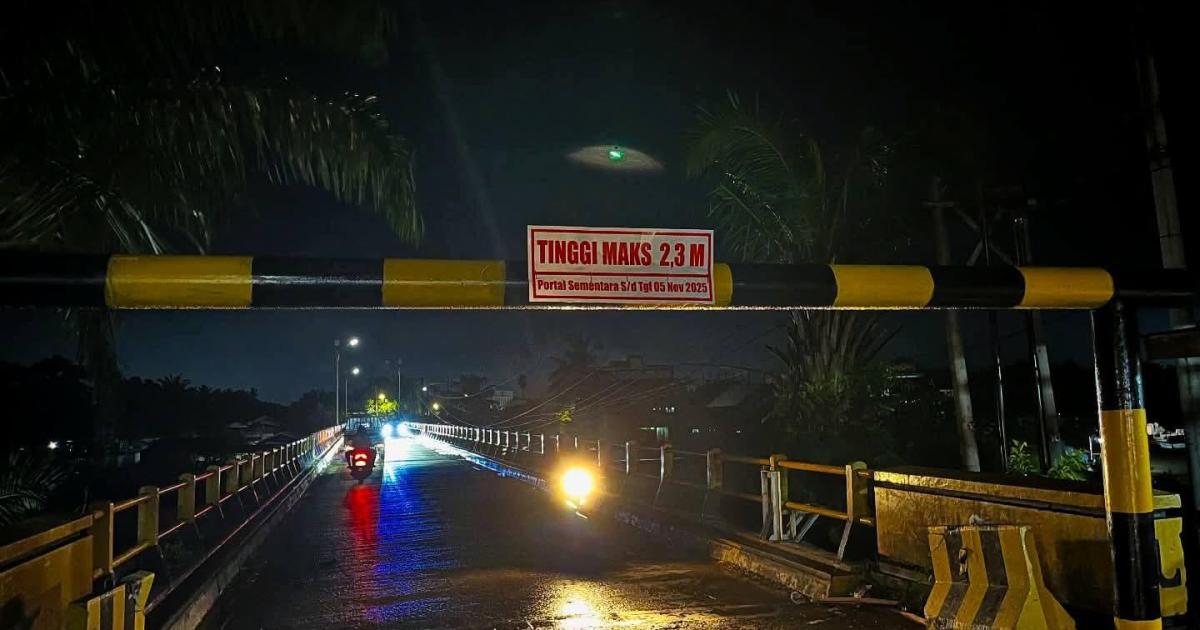 Jembatan Sei Rokan Ujungbatu sudah mulai dibuka untuk kendaraan roda dua dan mobil pribadi sejak Rabu malam