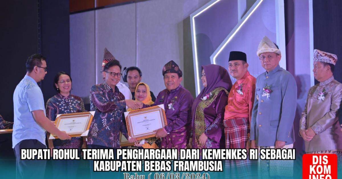 Bupati Sukiman saat menrima penghargaan dari Kemenkes RI