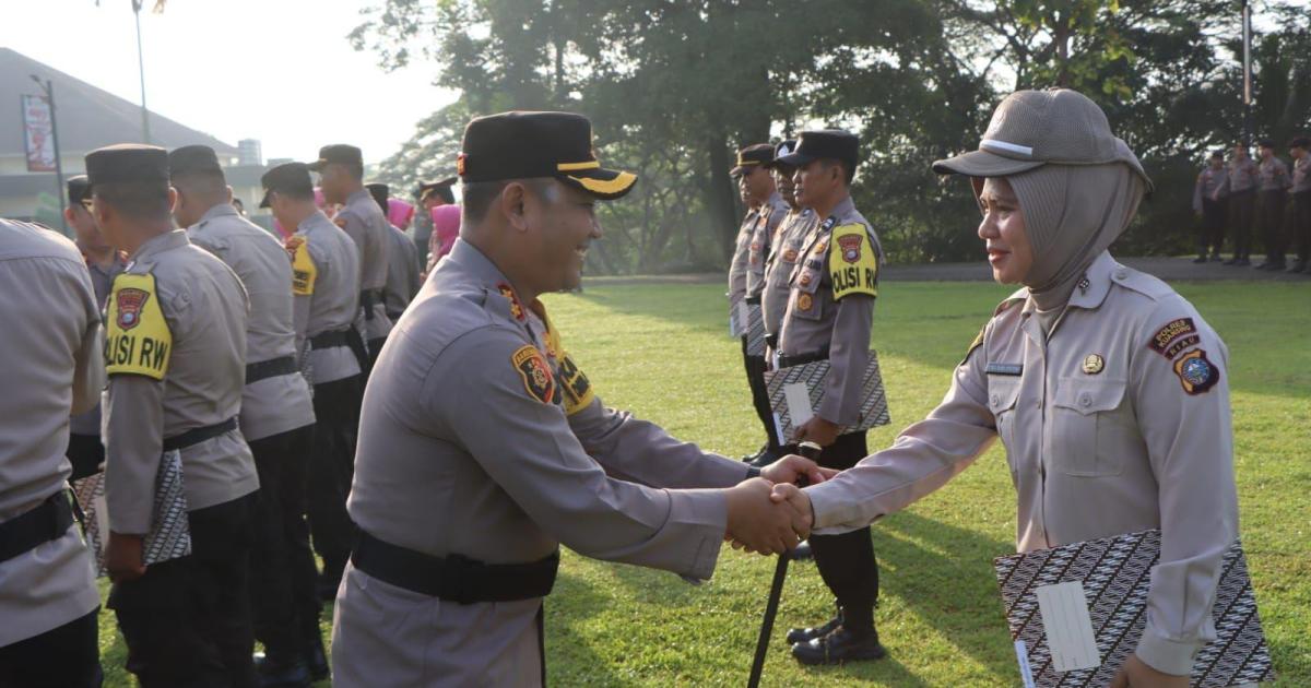 Kapolres Pangucap berikan ucapan selamat kepada salah seorang penerima reward