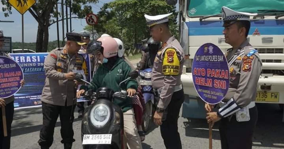 Kapolres Siak didampingi Kasat Lantas beri pesan Kanseltibcar Lantas kepada pengendara