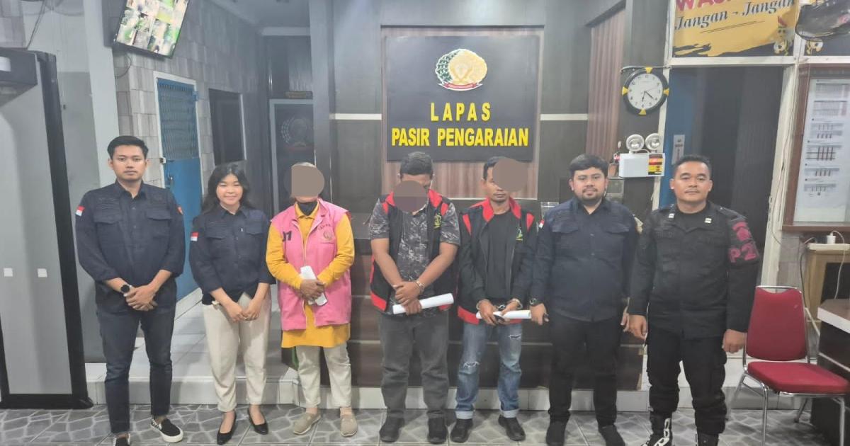 Tim Penyidik Pidsus Kejari Rohul menitipkan para tersangka di Lapas Klas IIB Pasir Pengaraian