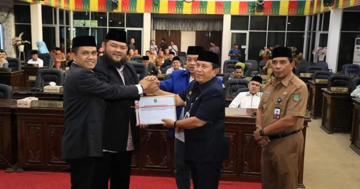 Ketua dan Wakil Ketua DPRD Rohul serta Sekwan terima berkas LKPJ Bupati Sukiman
