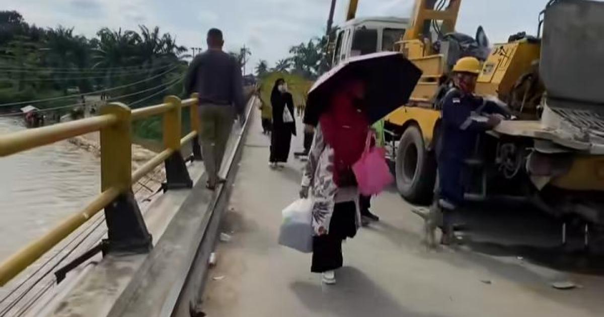 Para pekerja tengah melakukan pengecoran bagian jembatan Sei Rokan Ujung Batu