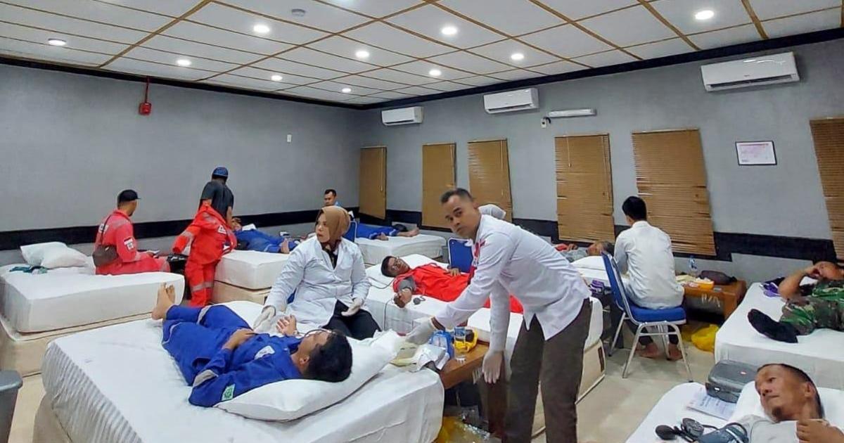 Pekerja PHR sedang donor darah