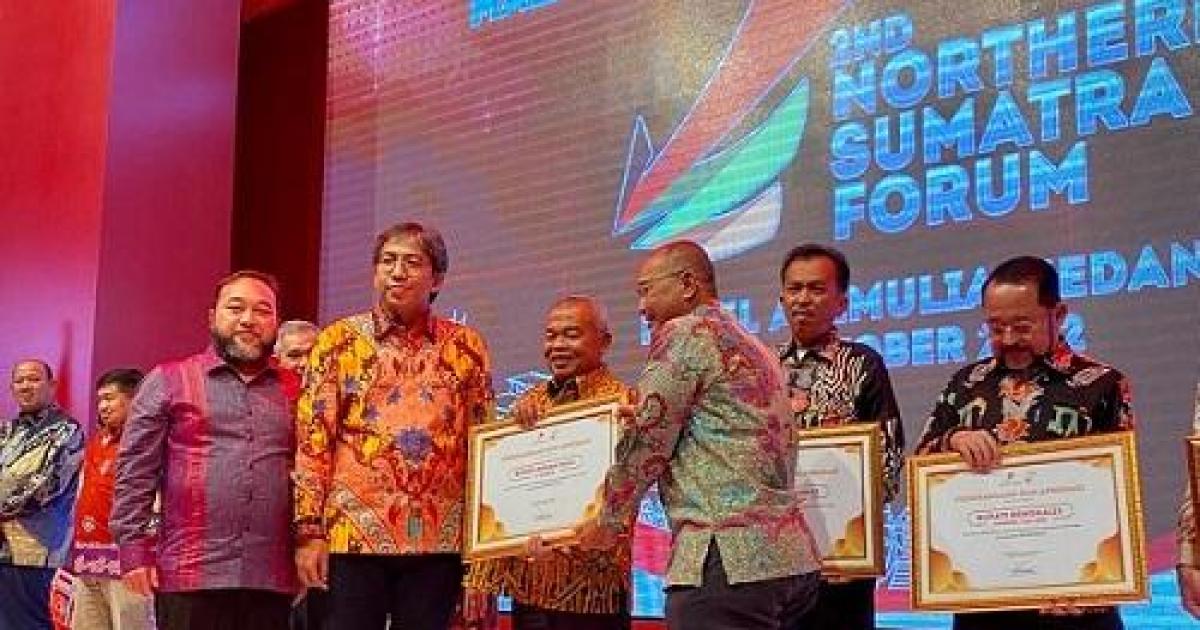 Asisten II SetdakabRohul bersama beberapa Bupati lainnya di Sumatra Bagian Utara menerima penghargaan dari SKK Migas