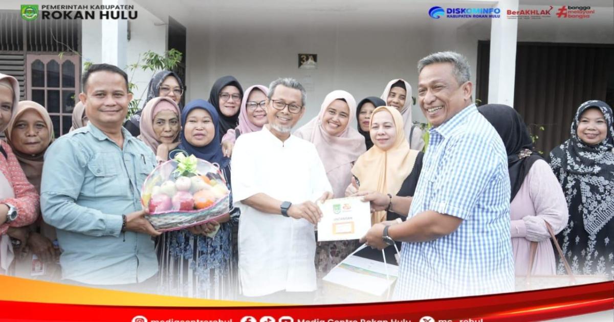 Bupati Anton serahkan secara langsung undangan puncak HUT Rohul ke-26 kepada para Pemimpin Rohul terdahulu