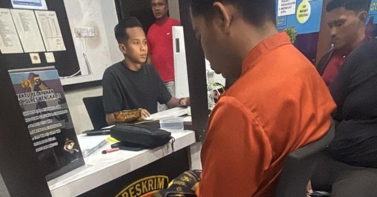 Tersangka Penipuan berkedok ajang Bujang Dara saat diperiksa penyidik Polres Bengkalis