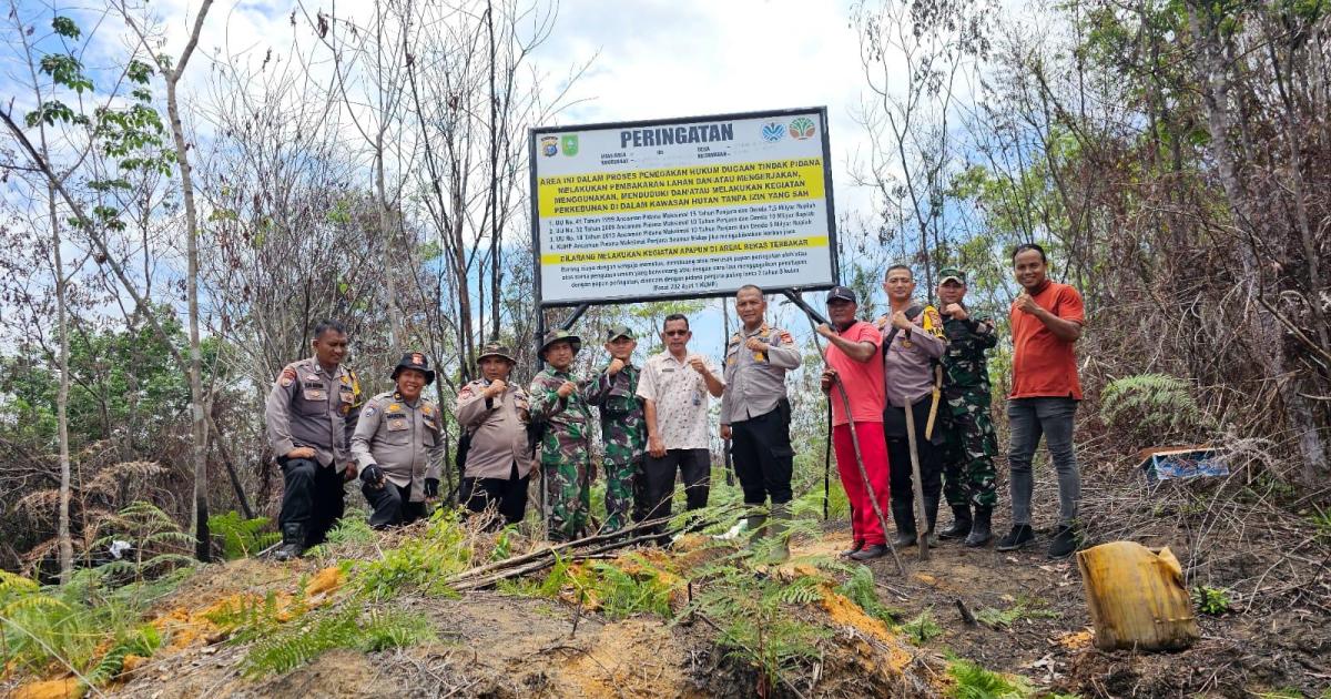 Kapolsek Rokan IV Koto AKP Johanes Stindaon bersama anggota memasang larangan kegiatan di lahan bekas terbakar