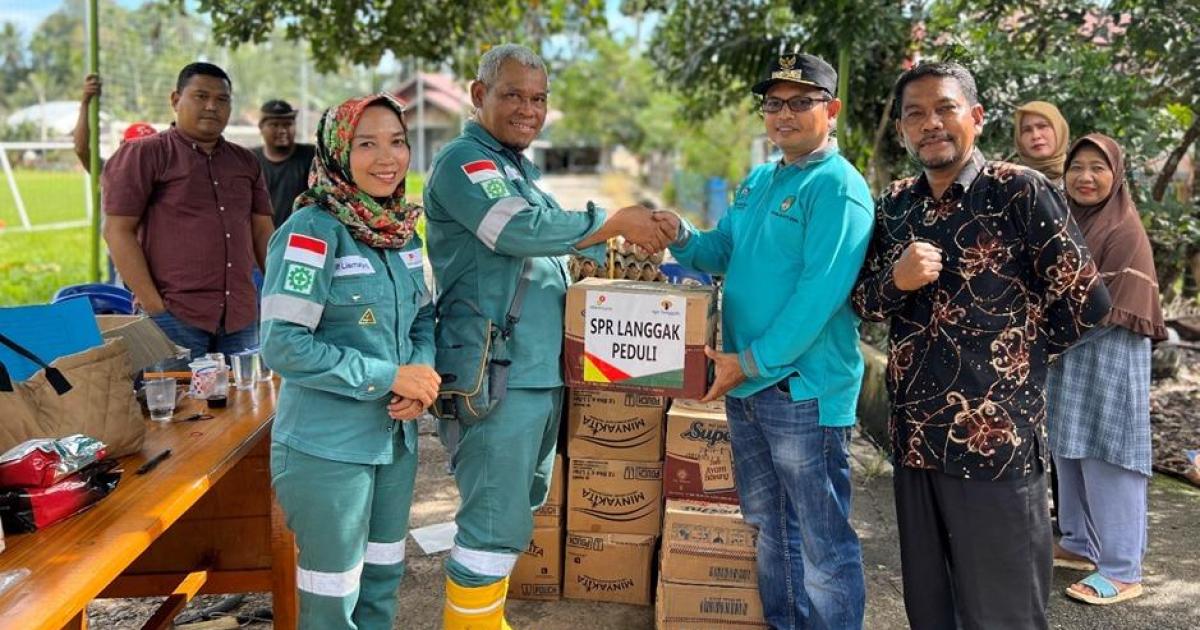 Suminto, Head of Production Operation didampingi Fifi Lismayanti, perwakilan Tim Humas PT SPR Langgak menyerahkan bantuan sembako kepada masyarakat Desa Rokan Koto Ruang yang diterima secara simbolis oleh Kepala Desa Desa Rokan Koto Ruang, Alex Susanto.
