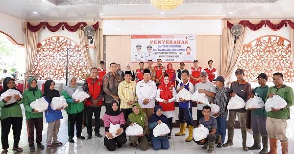 Bupati sukiman dan Ketua PMI Peny Foto Bersama Usai Serahkan paket sembako kepada perwakilan petugas