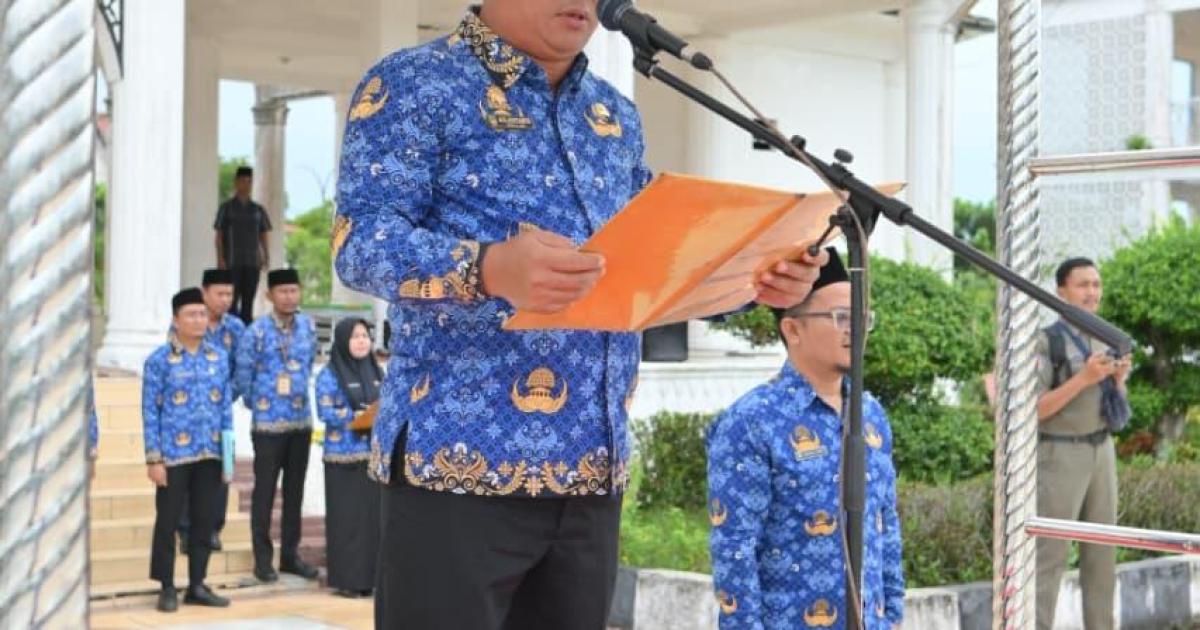 Kasat Pol PP Rokan Hilir, Acil Rustianto, saat memimpin apel bersama hari kerja ke-17 di Lapangan Taman Budaya Batu Enam, Bagansiapiapi, Rabu (17/9/2025)