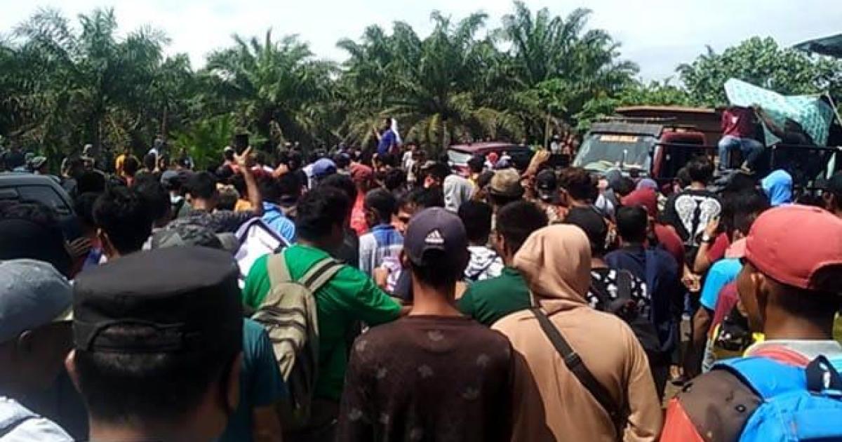 Aksi masyarakat Desa Sontang di lokasi perkebunan PT. KML