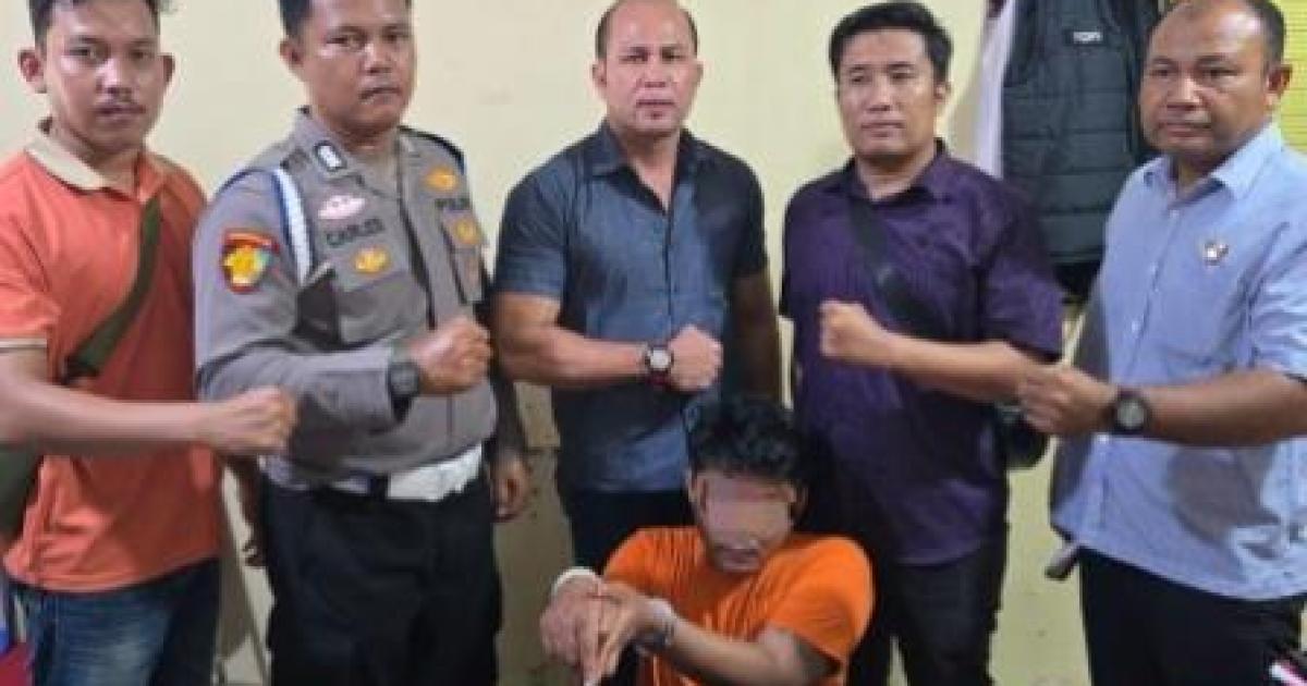 Kanit Reskrim IPTU Sudarto dan tim menunjukkan pelaku beserta barang bukti sabu sabu