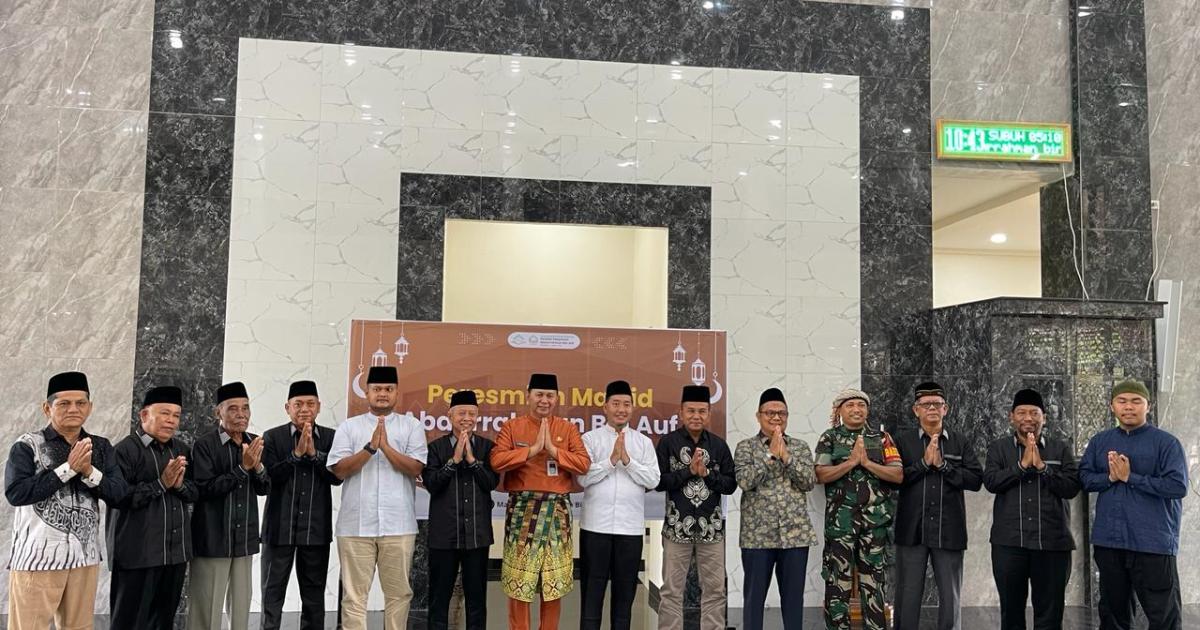 Wabup Indra Gunawan foto bersama dengan para undangan yang hadir