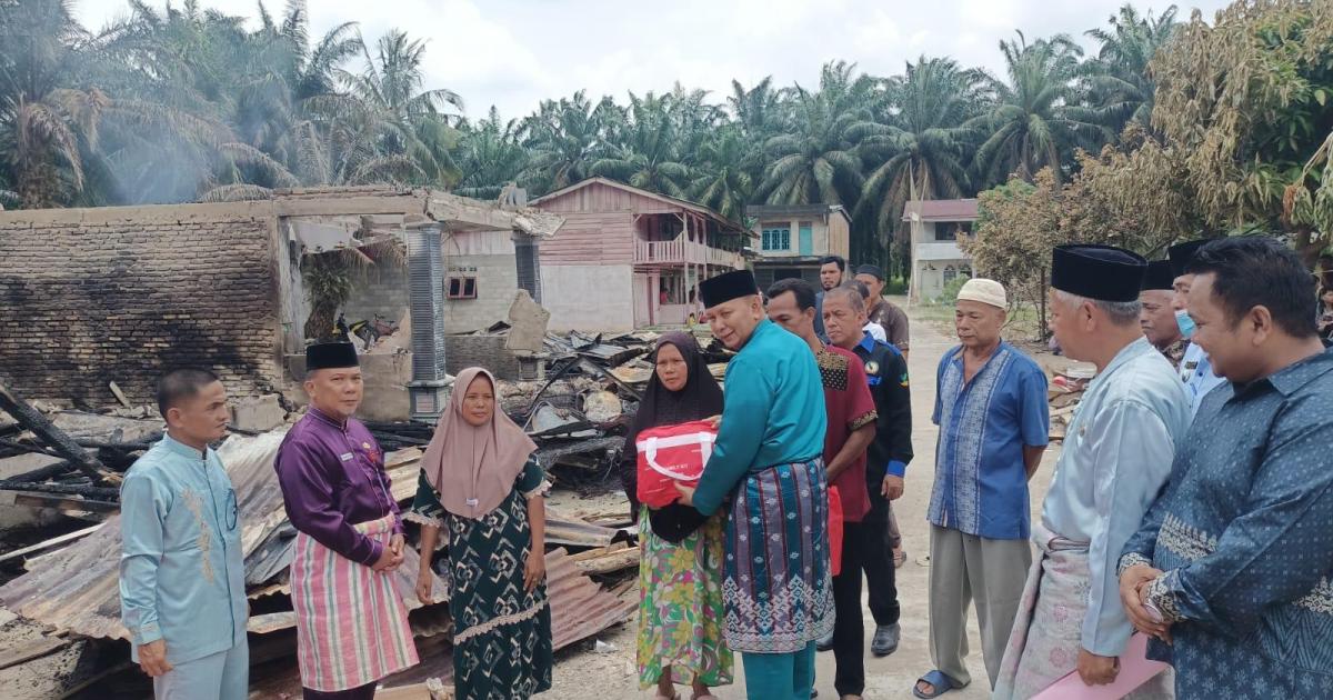 Wabup serahkan bantuan kepada perwakilan korban kebakaran