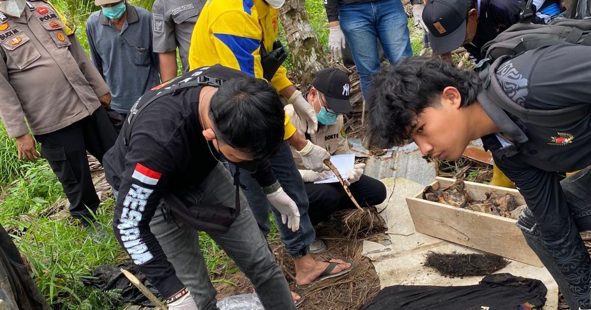 Pihak Kepolisan melakukan evakuasi terhadap kerangka manusia yang ditemukan. Warga penasaran dan menyaksikan kegiatan itu