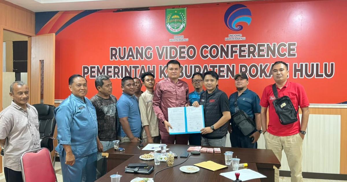 Pihak terkait menyerahkan komoensasi kepada warga terdampak