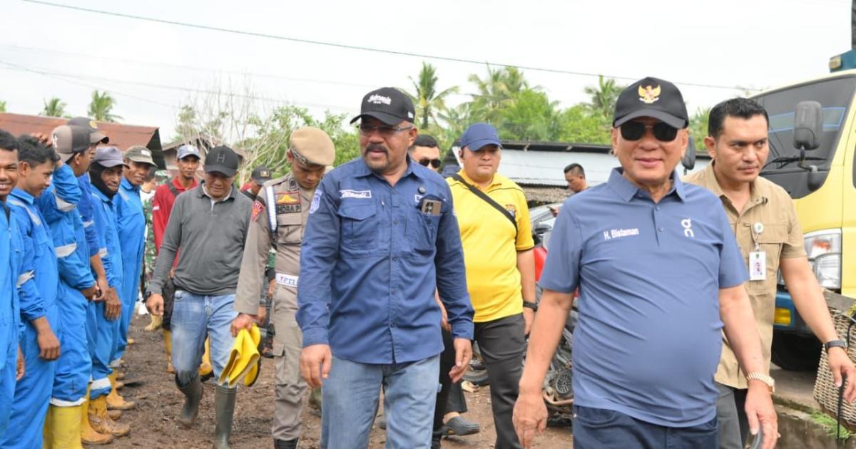 Bupati Rokan Hilir, H. Bistamam, hadir secara langsung meninjau kegiatan tersebut. Dengan penuh kehangatan, beliau menyapa masyarakat, menyalami satu per satu petugas kebersihan